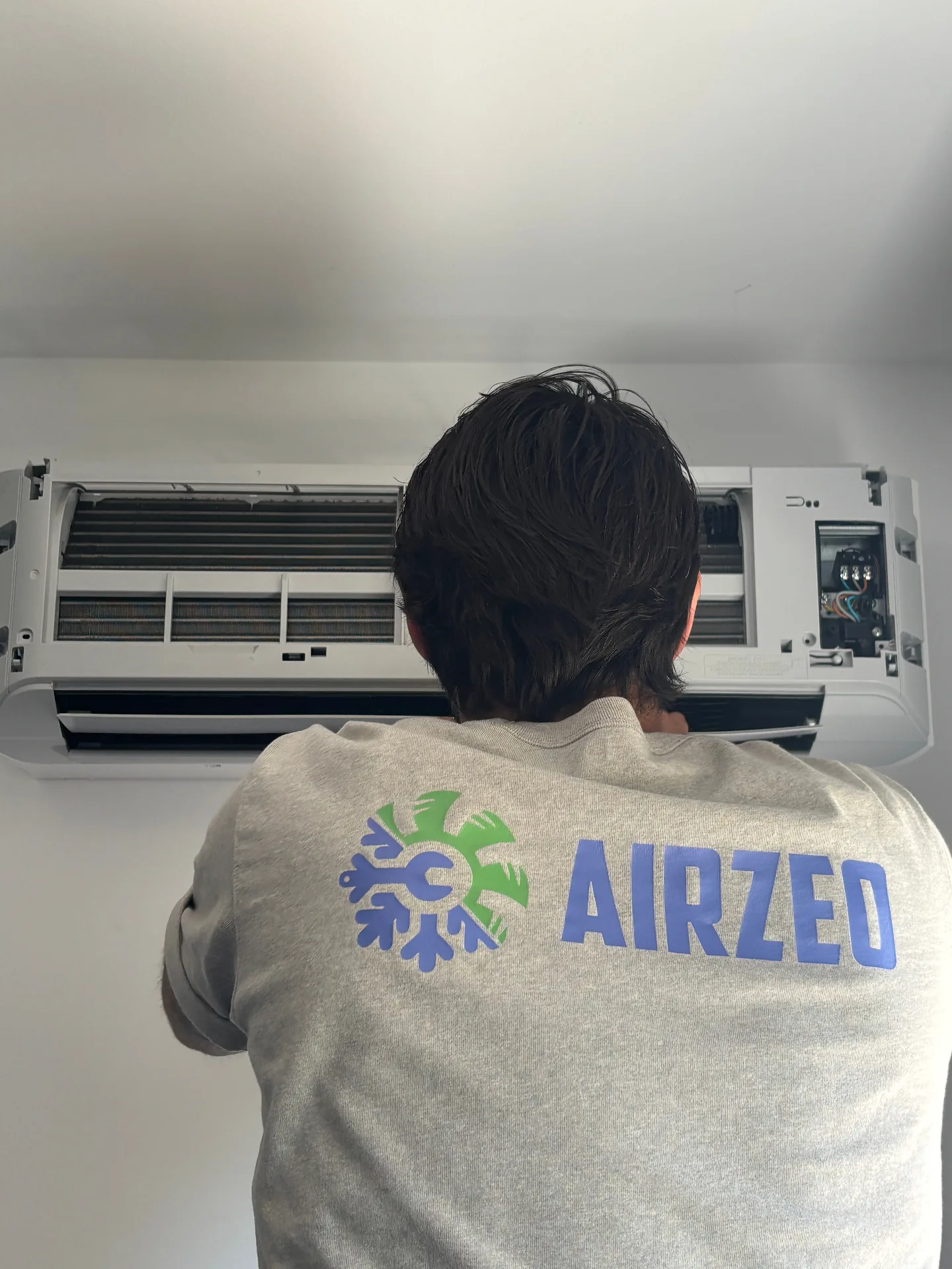 Entretien climatisation par un technicien Airzeo en PACA Technicien Airzeo en intervention d'entretien climatisation split en région PACA (Var et Bouches-du-Rhône)